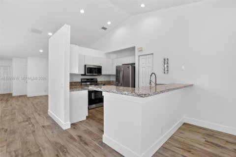 House in Weston, Florida 3 bedrooms, 143.26 sq.m. № 2059657 - photo 9