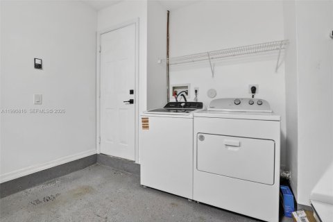 House in Weston, Florida 3 bedrooms, 143.26 sq.m. № 2059657 - photo 26