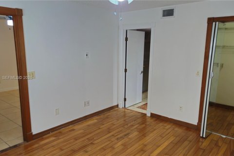 Condo in Miami, Florida, 3 bedrooms  № 2036571 - photo 21