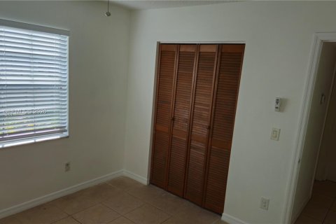 Condo in Miami, Florida, 3 bedrooms  № 2036571 - photo 27