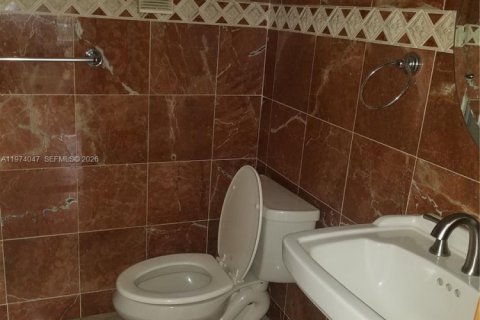 Condo in Miami, Florida, 3 bedrooms  № 2036571 - photo 14