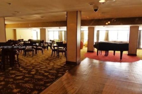 Condominio en alquiler en Bal Harbour, Florida, 1 dormitorio, 94.67 m2 № 1995599 - foto 12