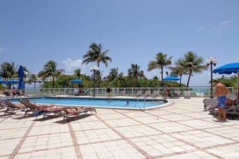 Condominio en alquiler en Bal Harbour, Florida, 1 dormitorio, 94.67 m2 № 1995599 - foto 5