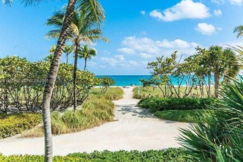 Condominio en alquiler en Bal Harbour, Florida, 1 dormitorio, 94.67 m2 № 1995599 - foto 14