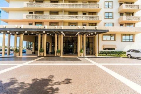 Condominio en alquiler en Bal Harbour, Florida, 1 dormitorio, 94.67 m2 № 1995599 - foto 13