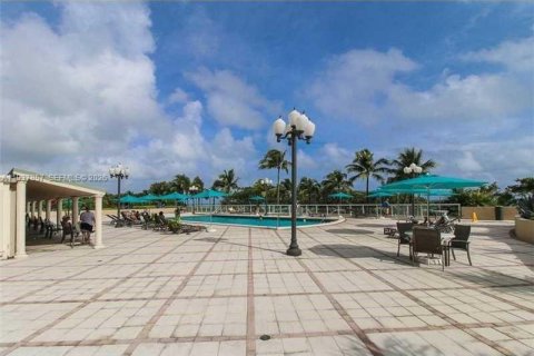 Condominio en alquiler en Bal Harbour, Florida, 1 dormitorio, 94.67 m2 № 1995599 - foto 17