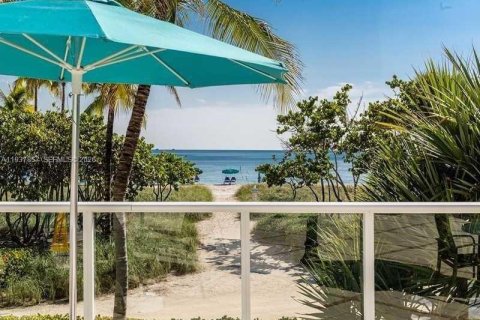 Condominio en alquiler en Bal Harbour, Florida, 1 dormitorio, 94.67 m2 № 1995599 - foto 16