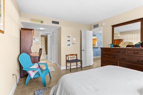 Condo in Saint Petersburg, Florida, 1 bedroom  № 1681038 - photo 17