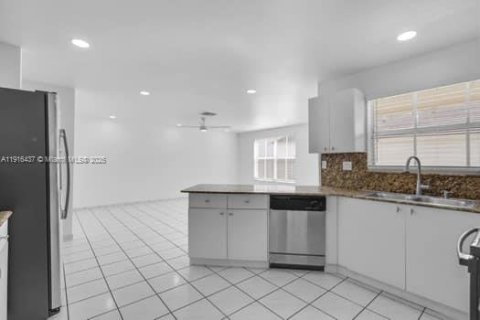 Villa ou maison à louer à Miami, Floride: 4 chambres, 220.92 m2 № 1973658 - photo 10