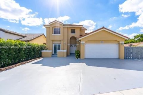 Villa ou maison à louer à Miami, Floride: 4 chambres, 220.92 m2 № 1973658 - photo 1