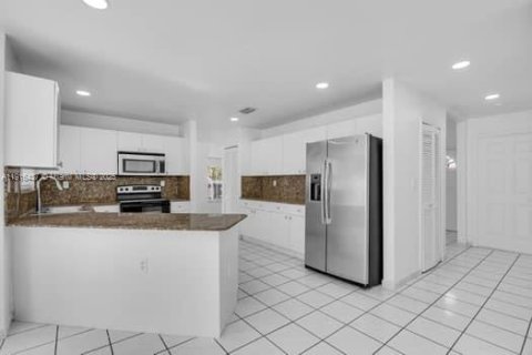 Villa ou maison à louer à Miami, Floride: 4 chambres, 220.92 m2 № 1973658 - photo 12