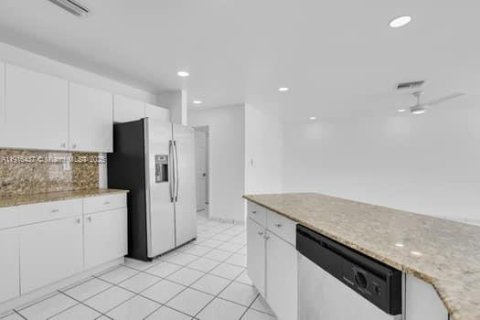 Villa ou maison à louer à Miami, Floride: 4 chambres, 220.92 m2 № 1973658 - photo 11