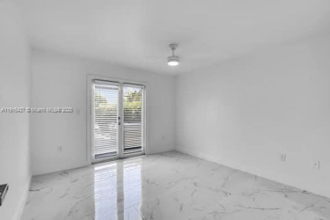 Villa ou maison à louer à Miami, Floride: 4 chambres, 220.92 m2 № 1973658 - photo 15
