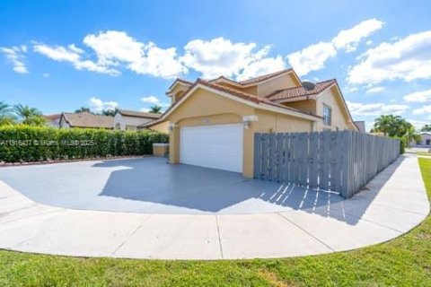Villa ou maison à louer à Miami, Floride: 4 chambres, 220.92 m2 № 1973658 - photo 4