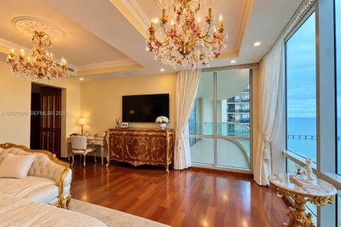 Condo in Sunny Isles Beach, Florida, 4 bedrooms  № 2392805 - photo 10
