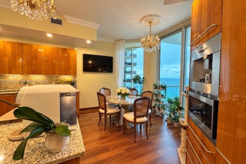 Condo in Sunny Isles Beach, Florida, 4 bedrooms  № 2392805 - photo 18