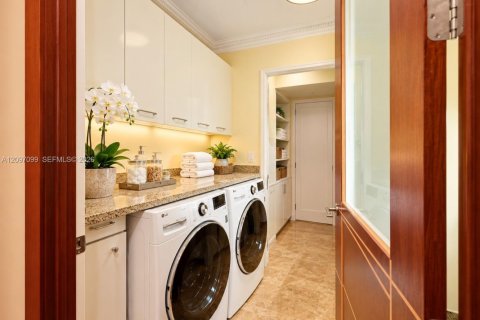 Condo in Sunny Isles Beach, Florida, 4 bedrooms  № 2392805 - photo 15