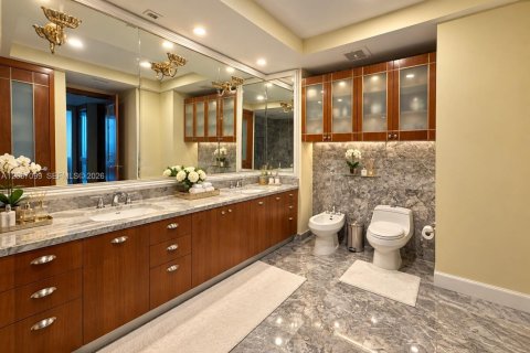 Condo in Sunny Isles Beach, Florida, 4 bedrooms  № 2392805 - photo 11