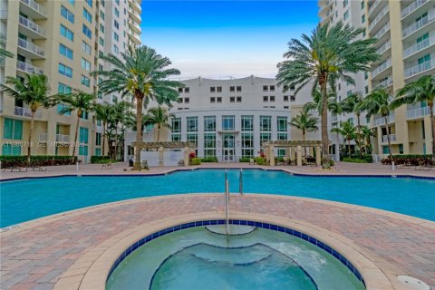 Condominio en venta en Hallandale Beach, Florida, 1 dormitorio, 85.01 m2 № 2050053 - foto 2
