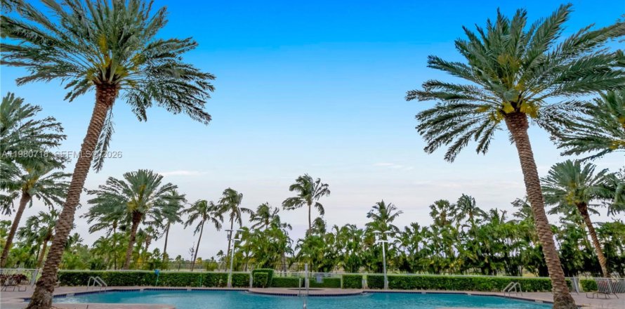 Estudio en el Condominio en Hallandale Beach, Florida  № 2050053