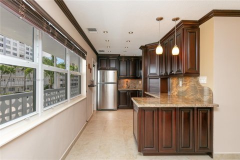 Condo in Hallandale Beach, Florida, 1 bedroom № 2089039 - photo 7