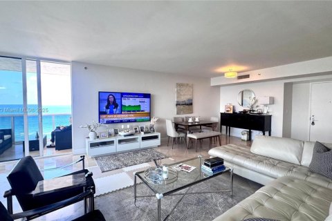 Copropriété à louer à Hallandale Beach, Floride: 2 chambres, 165.55 m2 № 1861589 - photo 1