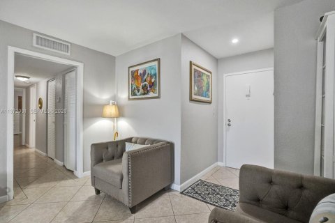 Copropriété à vendre à North Miami Beach, Floride: 2 chambres, 103.31 m2 № 2174759 - photo 15