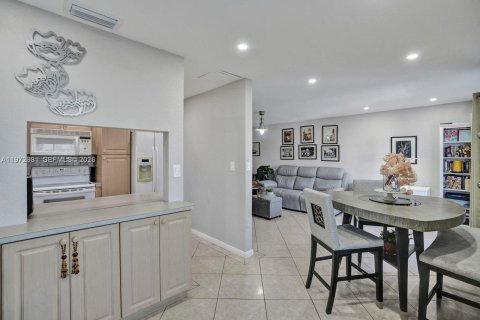 Copropriété à vendre à North Miami Beach, Floride: 2 chambres, 103.31 m2 № 2174759 - photo 9