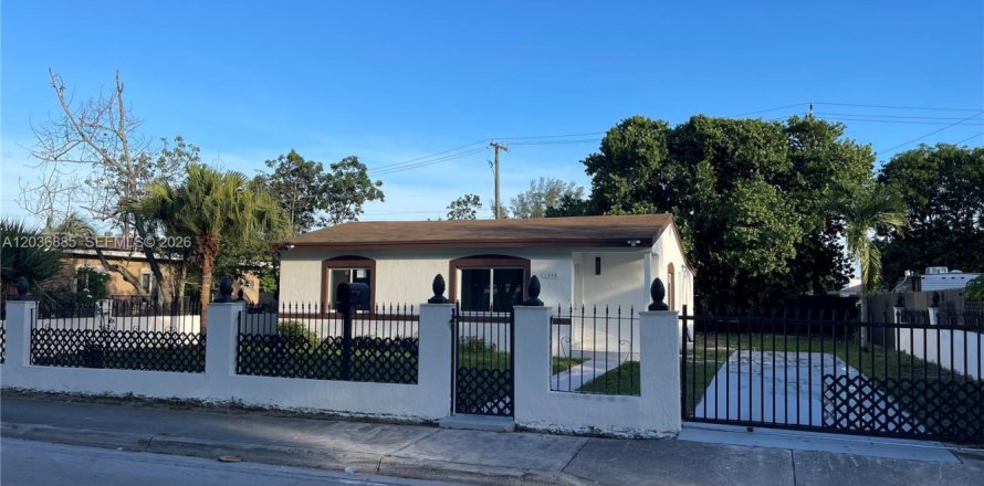 Villa ou maison à Opa-locka, Floride 3 chambres № 2085424