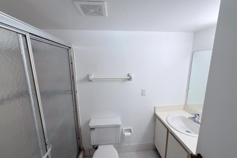 Condo in Tamarac, Florida, 2 bedrooms  № 2252840 - photo 11