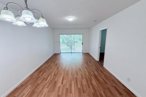 Condo in Tamarac, Florida, 2 bedrooms  № 2252840 - photo 2