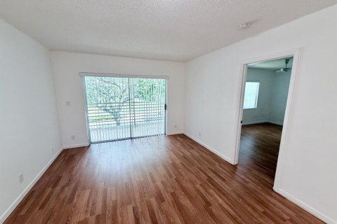Condo in Tamarac, Florida, 2 bedrooms  № 2252840 - photo 3