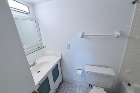 Condo in Tamarac, Florida, 2 bedrooms  № 2252840 - photo 9