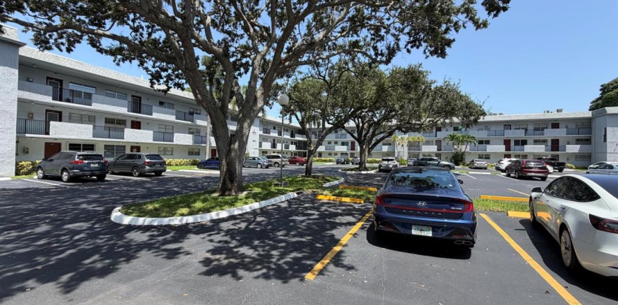 Condo in Tamarac, Florida, 2 bedrooms  № 2252840