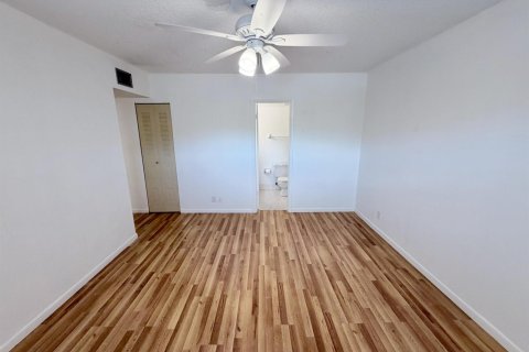 Condo in Tamarac, Florida, 2 bedrooms  № 2252840 - photo 8