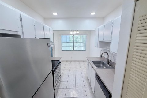 Condo in Tamarac, Florida, 2 bedrooms  № 2252840 - photo 5