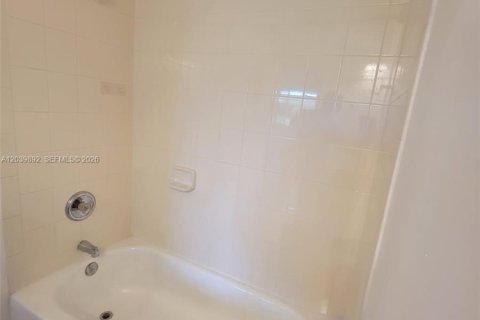 Copropriété à louer à Miami, Floride: 2 chambres, 95.6 m2 № 2089578 - photo 18