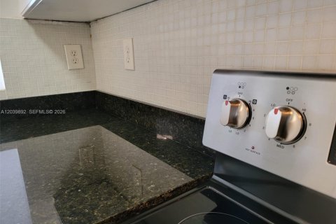 Copropriété à louer à Miami, Floride: 2 chambres, 95.6 m2 № 2089578 - photo 28