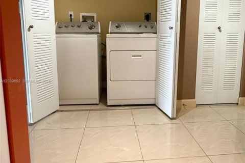 Copropriété à louer à Miami, Floride: 2 chambres, 95.6 m2 № 2089578 - photo 7