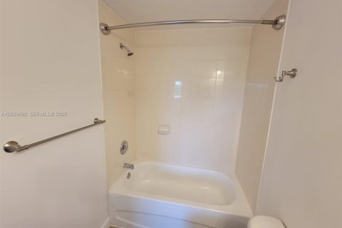 Copropriété à louer à Miami, Floride: 2 chambres, 95.6 m2 № 2089578 - photo 17
