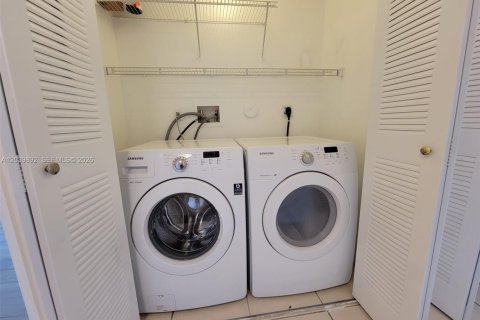 Copropriété à louer à Miami, Floride: 2 chambres, 95.6 m2 № 2089578 - photo 24