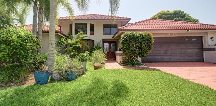 House in Boca Raton, Florida 3 bedrooms, 246.84 sq.m. № 2181934