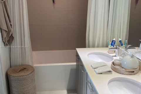 Снять в аренду кондоминиум в Майами, Флорида 1 спальня, 69.31м2, № 1954697 - фото 17