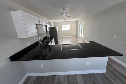 House in Brandon, Florida 4 bedrooms, 156.73 sq.m. № 1767756 - photo 5