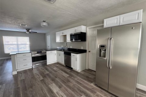 House in Brandon, Florida 4 bedrooms, 156.73 sq.m. № 1767756 - photo 4