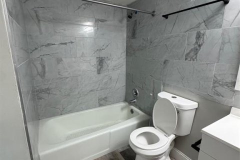 House in Brandon, Florida 4 bedrooms, 156.73 sq.m. № 1767756 - photo 13