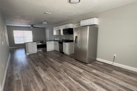 House in Brandon, Florida 4 bedrooms, 156.73 sq.m. № 1767756 - photo 6
