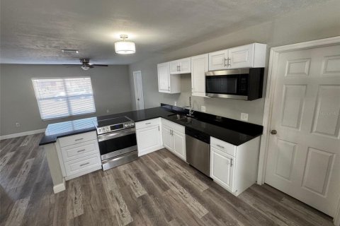 House in Brandon, Florida 4 bedrooms, 156.73 sq.m. № 1767756 - photo 3