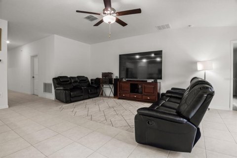 House in Lakeland, Florida 4 bedrooms, 178.19 sq.m. № 2212054 - photo 3