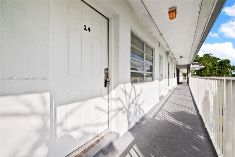 Copropriété à louer à Miami Gardens, Floride: 1 chambre, 64.29 m2 № 1946810 - photo 1